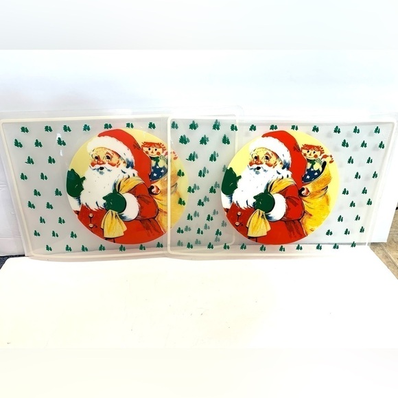 Set of 2 Plastic Vintage Santa Placemats - Picture 1 of 4